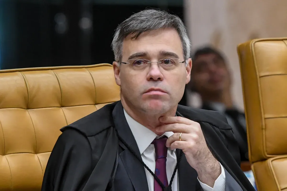 Decisão de André Mendonça pode adiar relatório central sobre o Banco Master