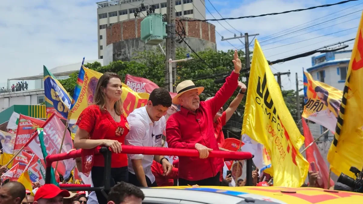 Lula critica Bolsonaro e recebe apoio de candidatos em ato no Recife