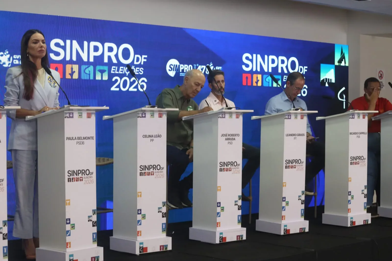 Candidatos ao governo do DF discutem salários, creches e contratos temporários