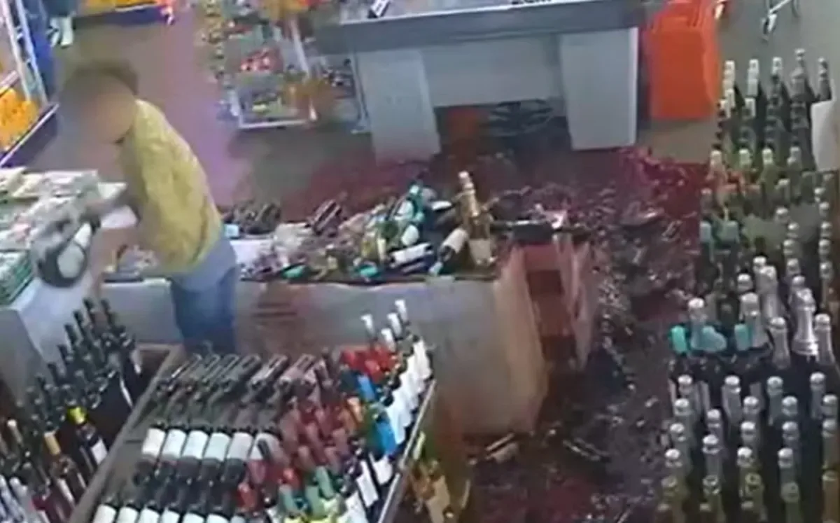 Câmeras registram depredação em supermercado após pagamento ser recusado em Dourado