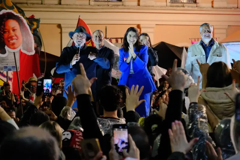 Lula critica interferência estrangeira durante comício em Porto Alegre