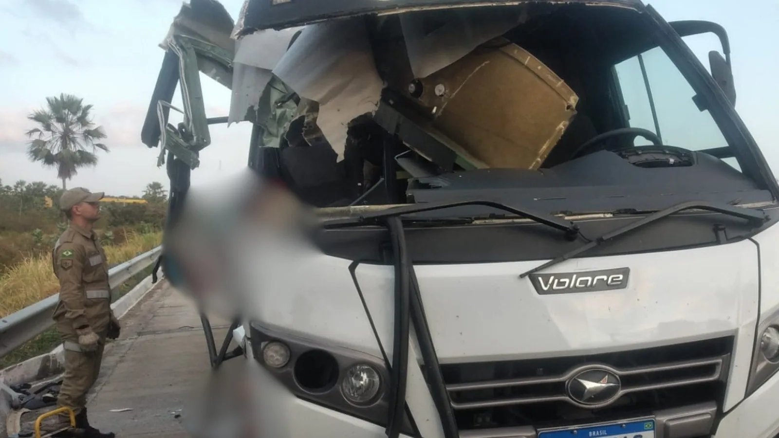 Passageiro de 77 anos morre após micro-ônibus bater em caminhão