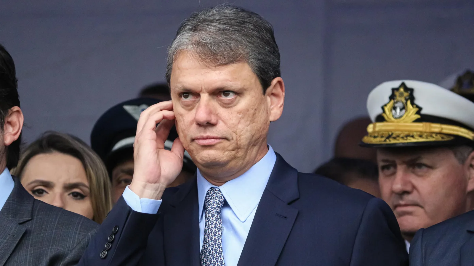 Tarcísio mente em live com Flávio Bolsonaro e é exposto pelo Ministério da Saúde