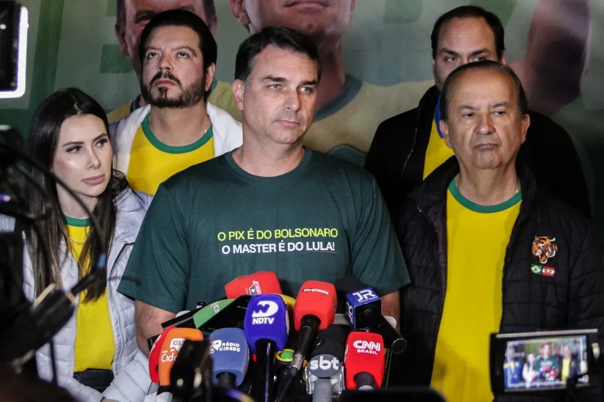 PF aponta contatos entre Flávio Bolsonaro e Vorcaro durante apurações sobre o Banco Master