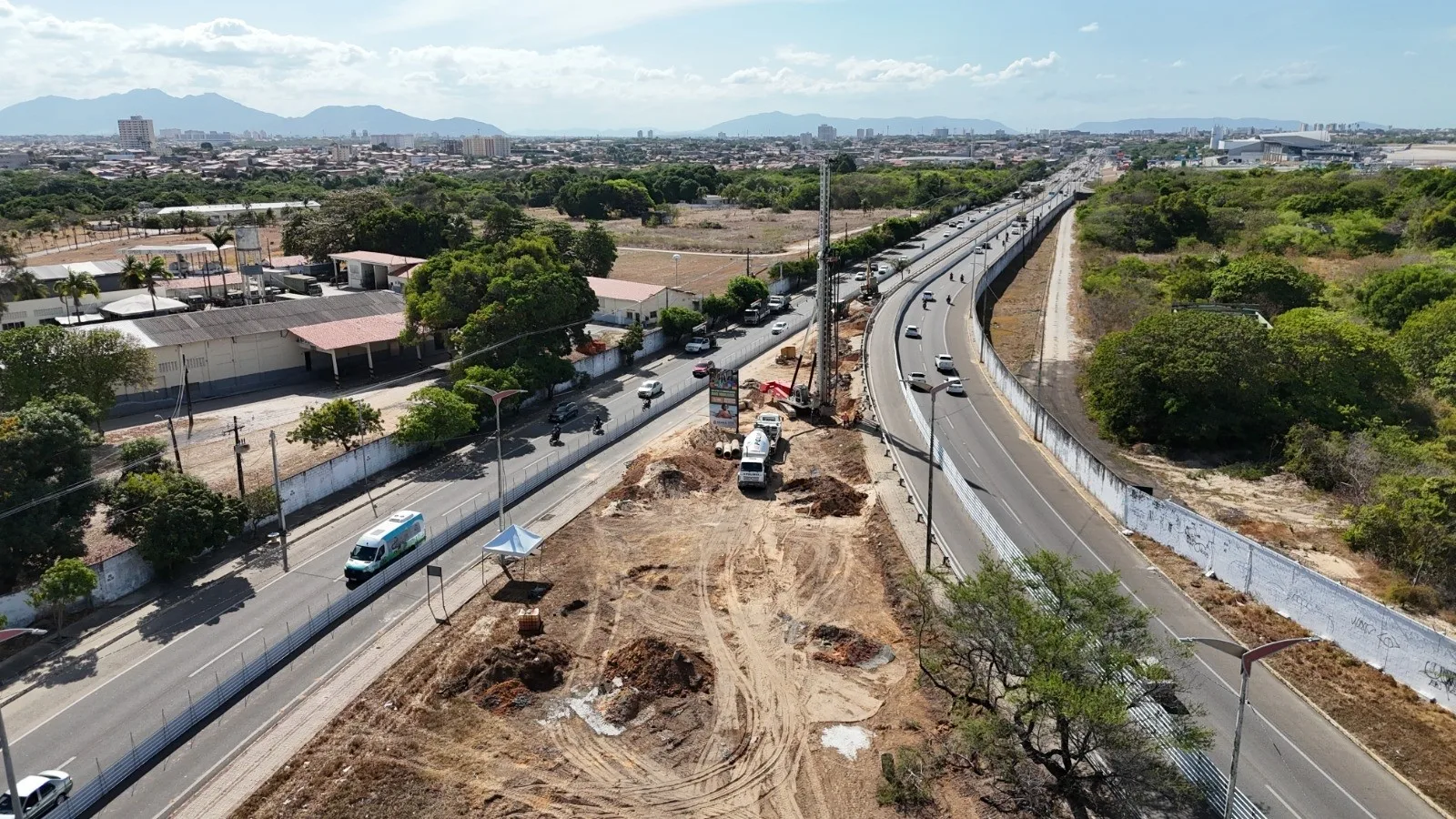 Obra do VLT interdita cruzamento e altera linhas de ônibus em Fortaleza