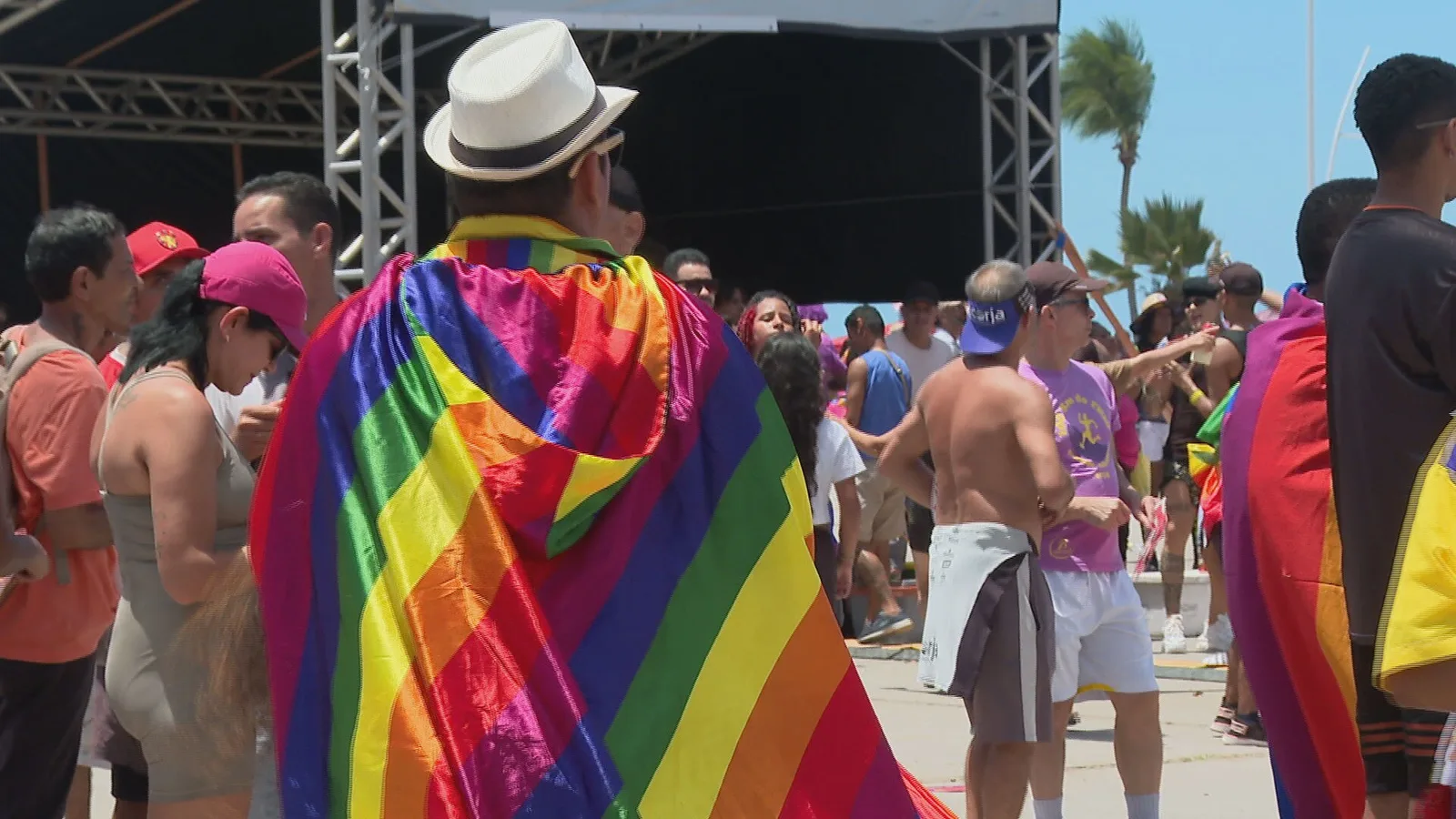Parada da Diversidade reúne shows e defesa de direitos no Recife