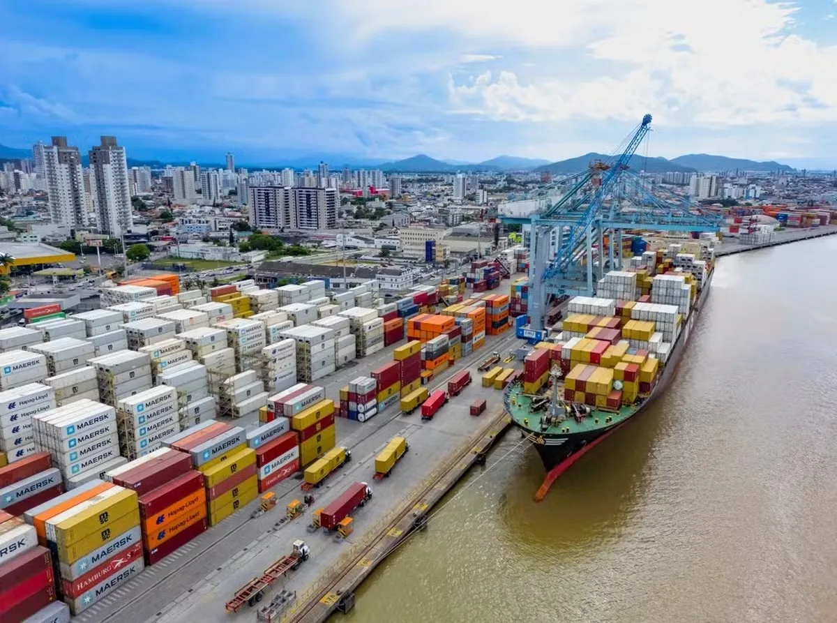JBS Terminais eleva movimentação no porto de Itajaí e mira 500 mil TEUs