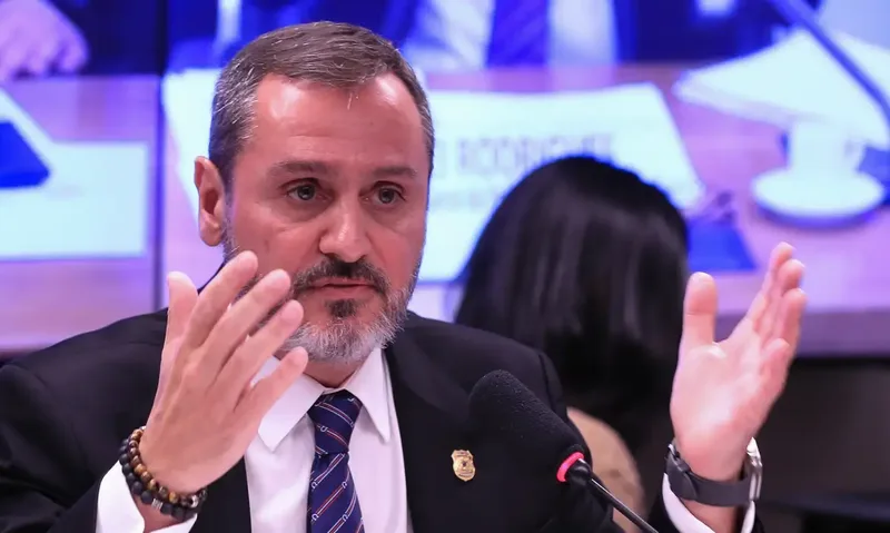 Diretor da PF nega monitoramento de ministros e pede permanência no cargo