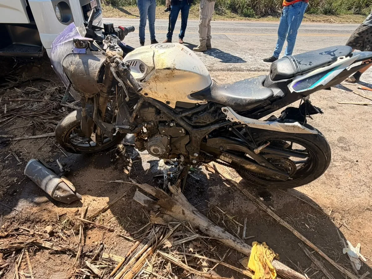 Passageiro morre após moto ser atingida por caminhão na BR-408