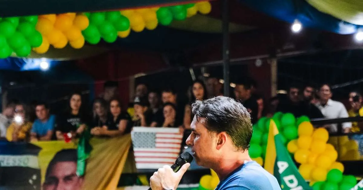 Flávio Bolsonaro compara campanha atual à eleição do pai em 2018
