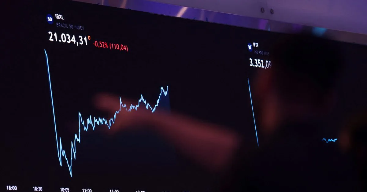 Ibovespa fecha aos 186.595,60 pontos com petróleo e cenário eleitoral no radar