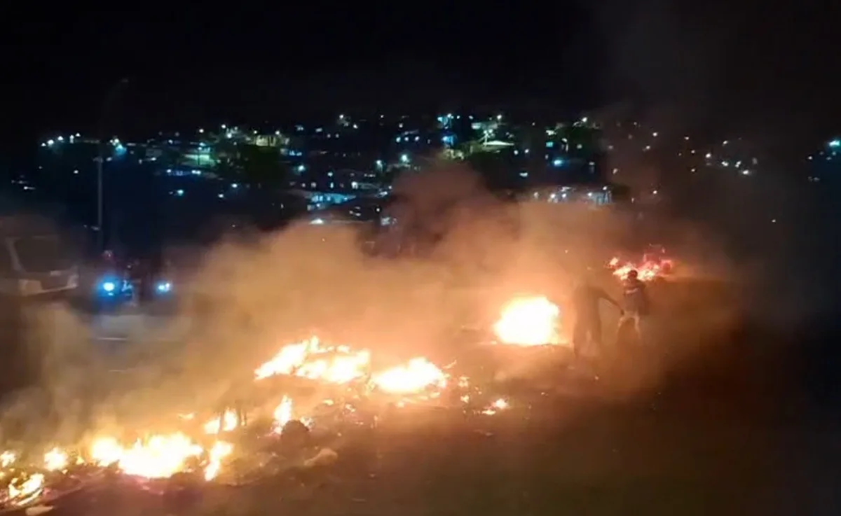 Bombeiros liberam pista após bloqueios em vias da Zona Sul do Recife