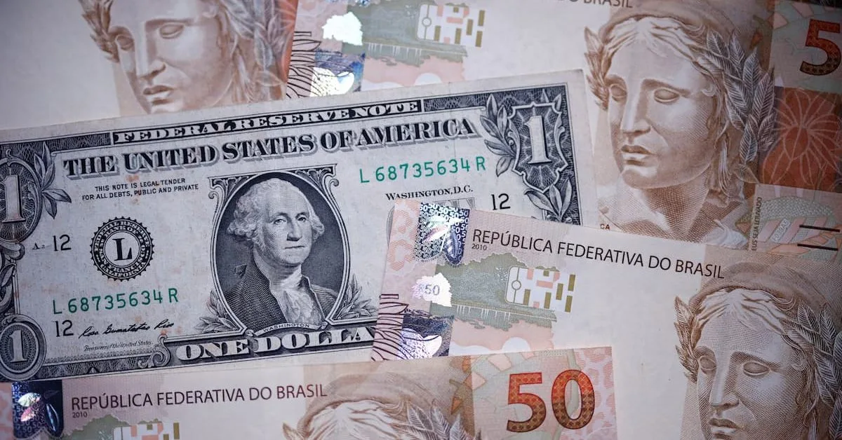 Pesquisa eleitoral e atuação do BC mantêm dólar perto da estabilidade