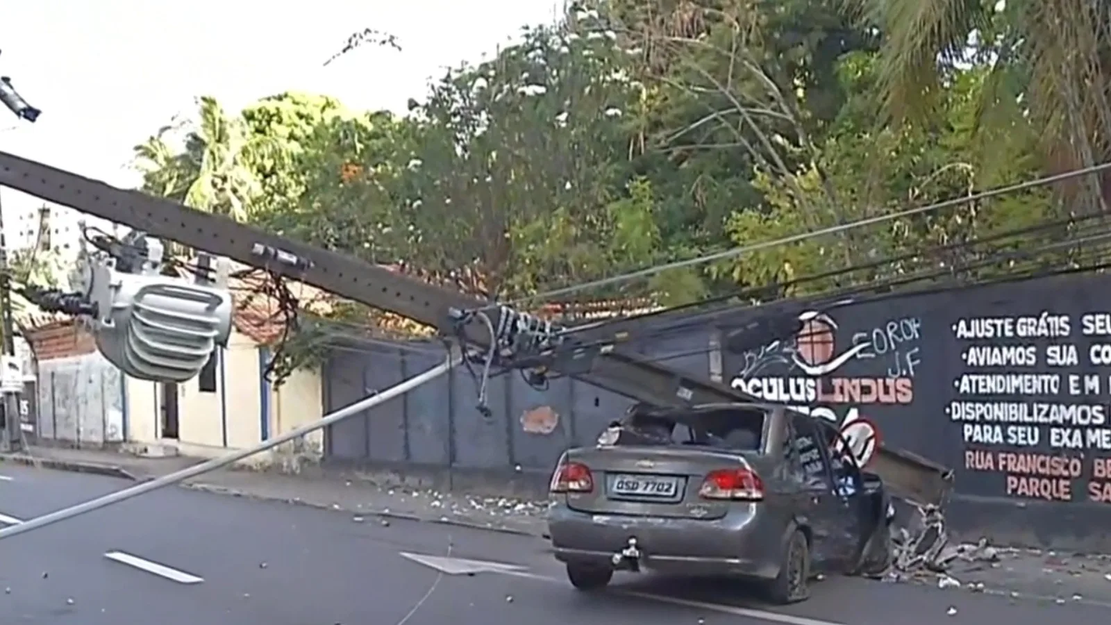 Carro fica destruído após derrubar poste em avenida de Fortaleza