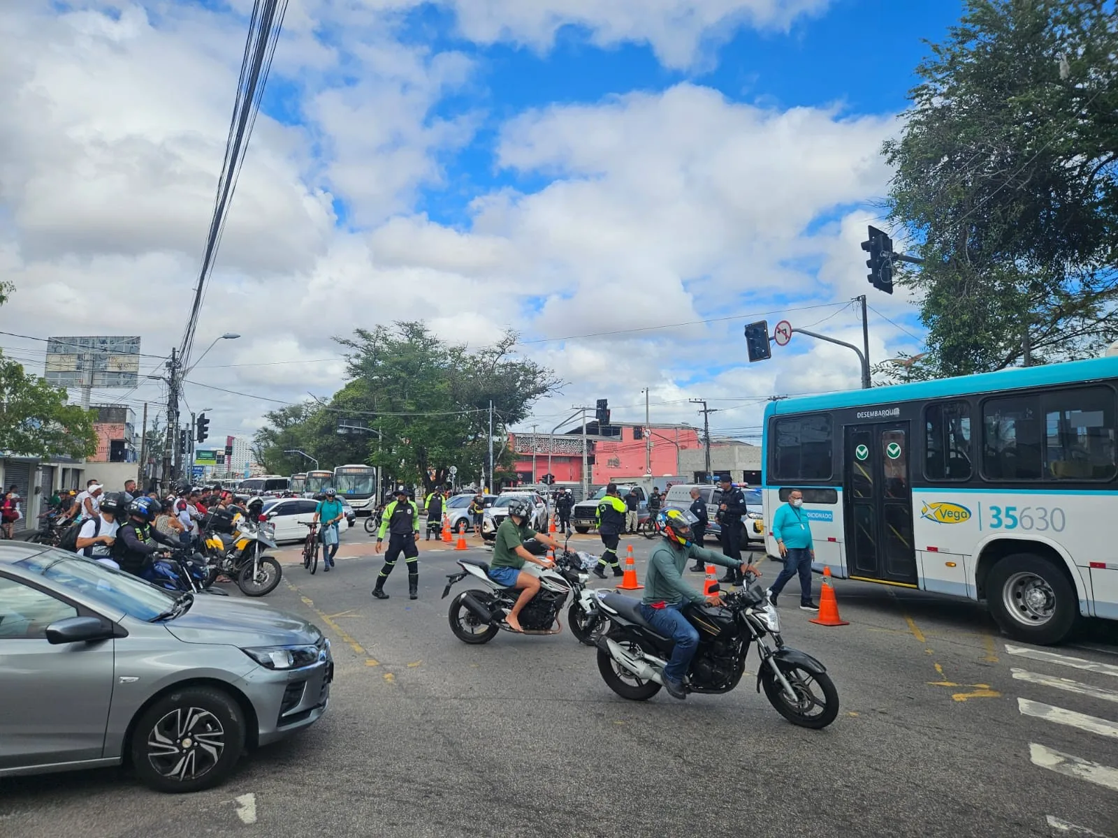 Acidente entre moto, caminhão e ônibus mata duas pessoas em Fortaleza