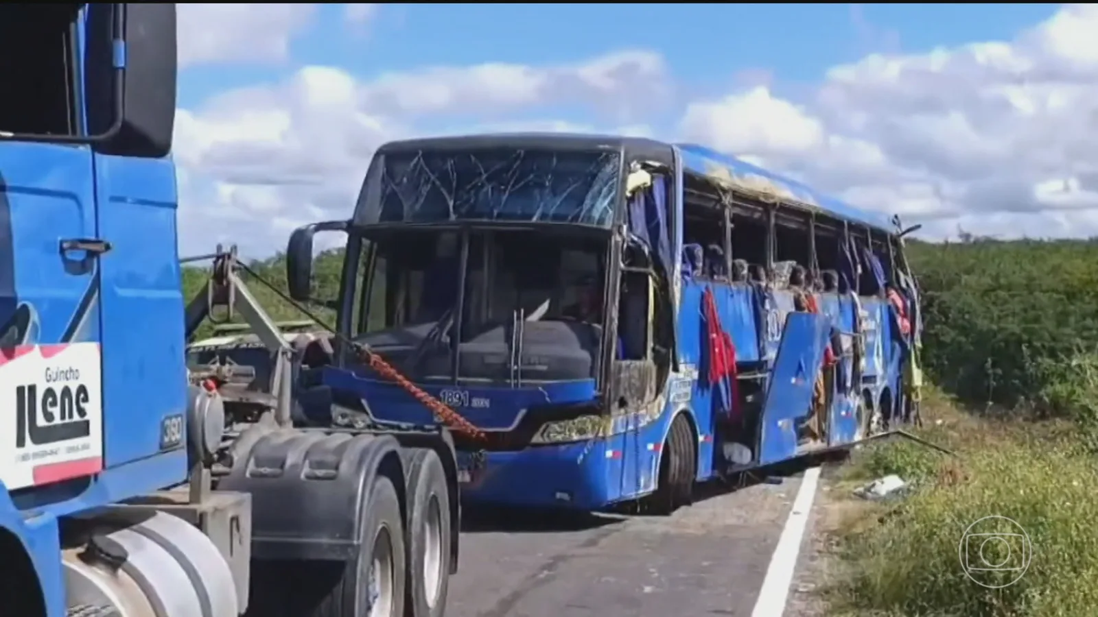 Motorista é indiciado por sete mortes em tombamento de ônibus no Ceará