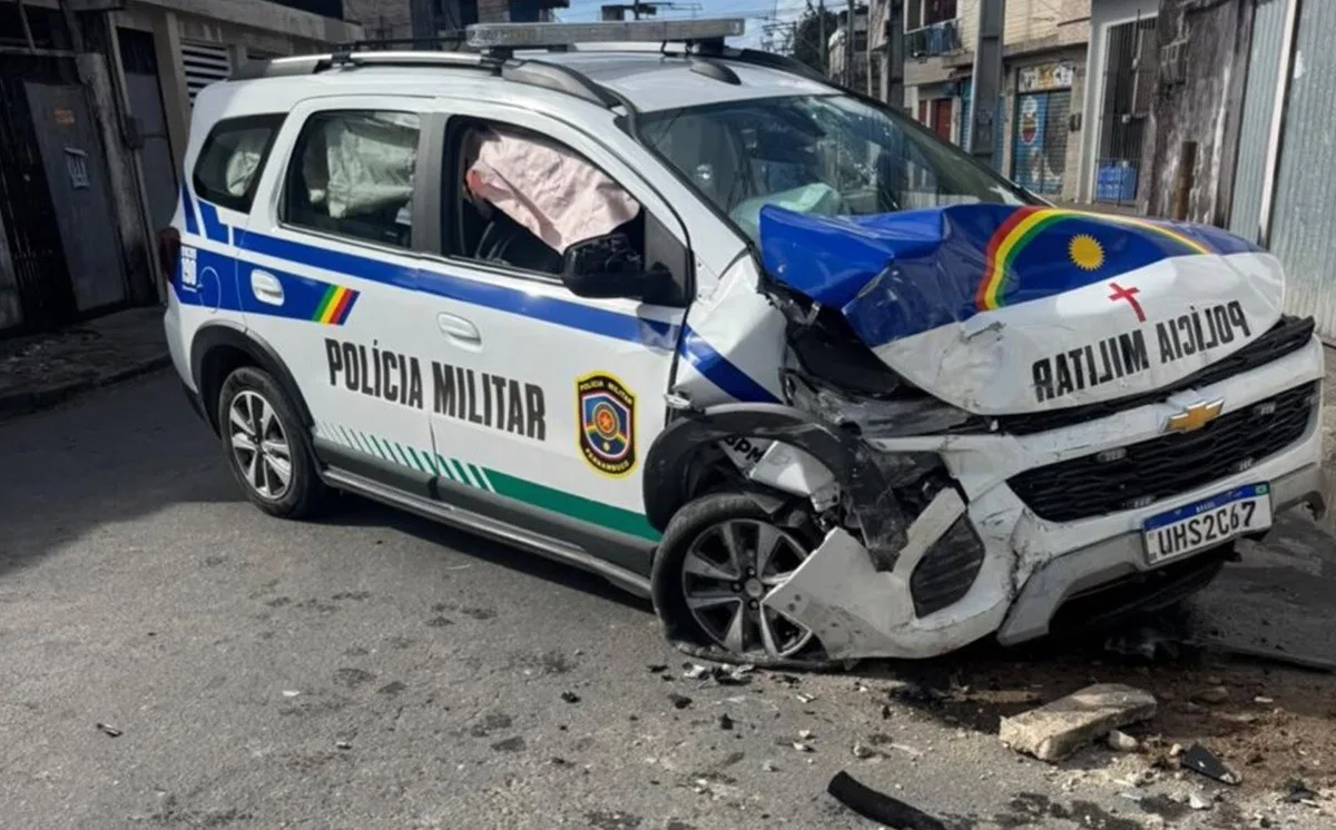 Perseguição termina com batida de viatura e três PMs feridos no Recife