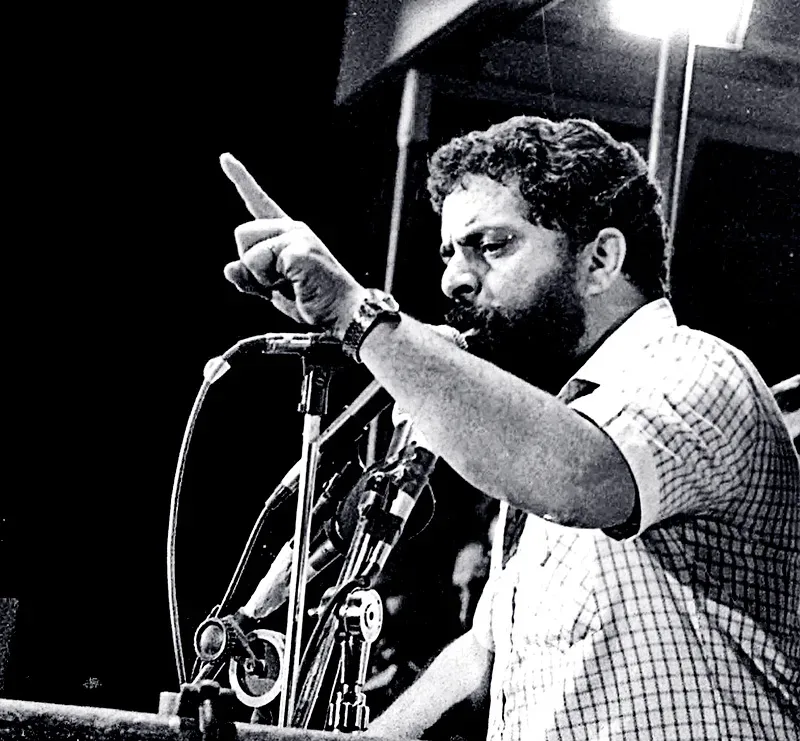 Lula retorna à Boca Maldita, em Curitiba, onde discursou nas Diretas Já