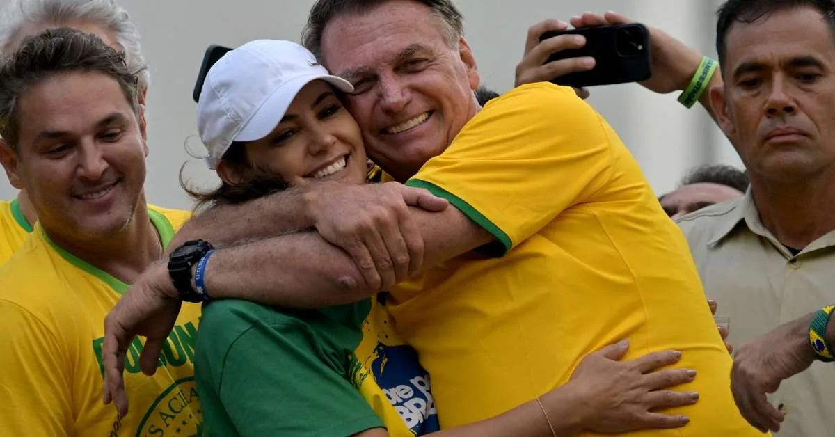 TRE-DF libera propaganda de Michelle Bolsonaro com imagem do ex-presidente