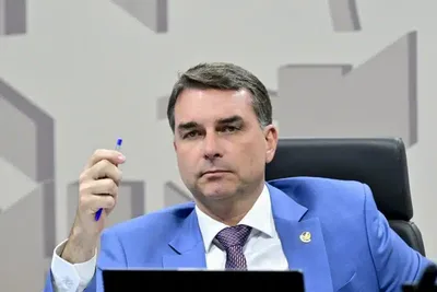 PF investiga emenda de Flávio Bolsonaro ao instituto ligado aos Brazão